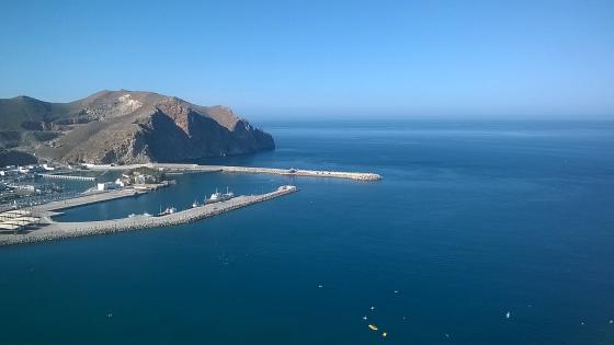 في أعماق ميناء الحسيمة… بحر يختنق بالبلاستيك الخفي