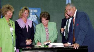 غرو هارلم برونتلاند رئيسة وزراء النرويج، توقع معاهدة التنوع البيولوجي بالنيابة عن بلادها خلال مؤتمر الأمم المتحدة للبيئة والتنمية في ريو دي جانيرو يونيو 1992