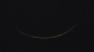 ابتسامة الهلال في سماء أكادير ليلة رمضان