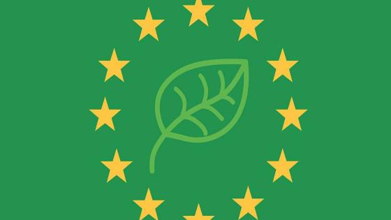 Concept écologique avec un drapeau européen de couleur verte qui allie ses douze étoiles jaunes avec une feuille pour symboliser la politique de protection de l’environnement.