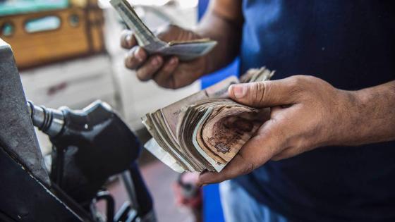 An Egyptian petrol station worker counts cash collected from customers, in the capital Cairo on June 29, 2017.
Egypt announced a new sharp increase in fuel prices as it slashed government subsidies in a tough IMF-backed reform programme. / AFP PHOTO / KHALED DESOUKI (Photo credit should read KHALED DESOUKI/AFP via Getty Images)
