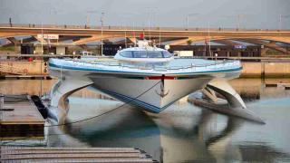 قارب عملاق بالطاقة الشمسية المتجددة