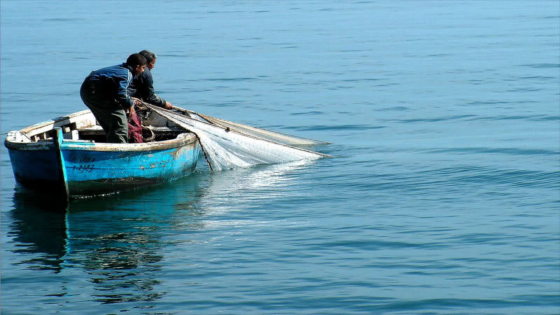 قارب صيد بالحسيمة (©آفاق بيئية)